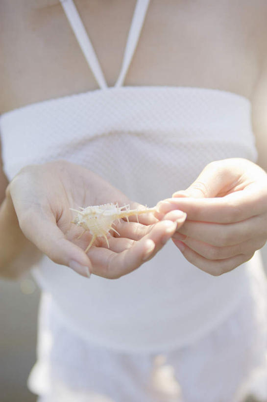 东方人,一个人,站,竖图,俯视,室外,白天,沙滩,贝壳,亚洲,仅一个年轻女性,仅一个女性,仅一个人,握,阴影,服装,光线,沙子,影子,海岸,沙地,拿,拿着,注视,休闲装,黄种人,一个,衣服,白色,阳光,观察,看,站着,休闲,休闲服,握着,服饰,单个,观看,察看,关注,年轻女性,女人,女性,亚洲人,贝类外壳,海螺壳,软体动物外壳,海滩,站立,半身,彩图,高角度拍摄