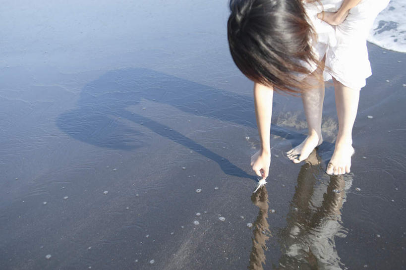 东方人,一个人,横图,俯视,室外,白天,裙子,沙滩,贝壳,亚洲,仅一个年轻女性,仅一个女性,仅一个人,弯腰,阴影,连衣裙,服装,反射,沙子,影子,海岸,沙地,注视,休闲装,黄种人,衣服,白色,观察,看,休闲,休闲服,服饰,观看,察看,关注,弯身,年轻女性,女人,女性,亚洲人,贝类外壳,软体动物外壳,海滩,半身,彩图,高角度拍摄