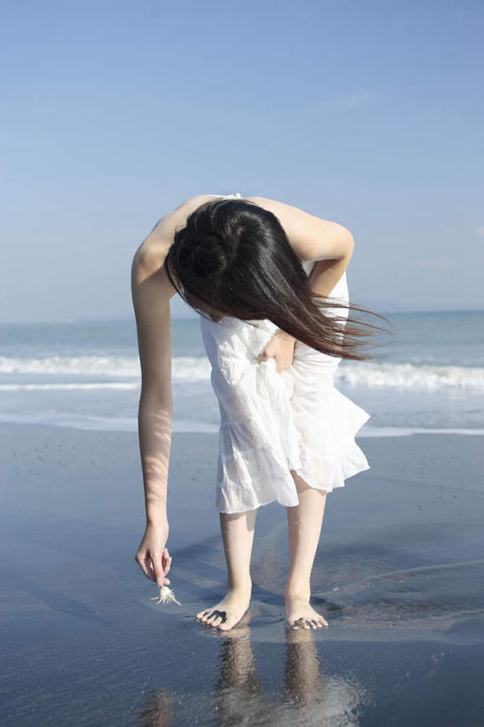 东方人,一个人,竖图,室外,白天,正面,裙子,海浪,沙滩,贝壳,亚洲,仅一个年轻女性,仅一个女性,仅一个人,弯腰,阴影,连衣裙,服装,反射,沙子,影子,海岸,浪花,沙地,注视,休闲装,黄种人,衣服,蓝色,白色,蓝天,天空,天,观察,看,休闲,休闲服,服饰,观看,察看,关注,弯身,年轻女性,女人,女性,亚洲人,贝类外壳,软体动物外壳,海滩,近岸浪,涌浪,彩图,全身