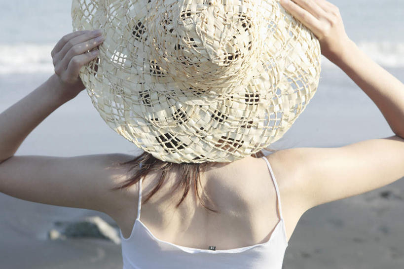 东方人,一个人,举,横图,室外,白天,海浪,海洋,沙滩,帽子,亚洲,仅一个年轻女性,仅一个女性,仅一个人,握,波纹,服装,沙子,海岸,浪花,涟漪,沙地,拿,拿着,注视,休闲装,黄种人,背面,衣服,倒影,水纹,海水,遮阳帽,波浪,观察,看,托,休闲,休闲服,握着,服饰,观看,察看,倒映,关注,海景,水晕,反照,年轻女性,女人,女性,亚洲人,大海,风浪,海,海水的波动,海滩,近岸浪,涌浪,举起,举手,举着,向上举,向上伸,向上托,半身,彩图