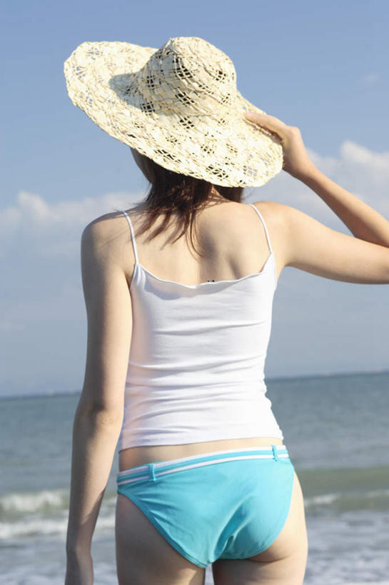 东方人,一个人,举,竖图,室外,白天,海浪,海洋,沙滩,帽子,亚洲,仅一个年轻女性,仅一个女性,仅一个人,握,波纹,服装,沙子,海岸,浪花,涟漪,沙地,拿,拿着,注视,休闲装,黄种人,背面,衣服,倒影,水纹,海水,遮阳帽,波浪,观察,看,托,休闲,休闲服,握着,服饰,观看,察看,倒映,关注,海景,水晕,反照,年轻女性,女人,女性,亚洲人,大海,风浪,海,海水的波动,海滩,近岸浪,涌浪,举起,举手,举着,向上举,向上伸,向上托,半身,彩图