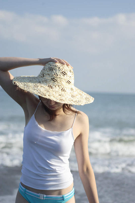 东方人,一个人,举,竖图,室外,白天,正面,海浪,海洋,沙滩,帽子,亚洲,仅一个年轻女性,仅一个女性,仅一个人,握,波纹,服装,沙子,海岸,浪花,涟漪,沙地,拿,拿着,注视,休闲装,黄种人,衣服,倒影,水纹,海水,遮阳帽,波浪,观察,看,托,休闲,休闲服,握着,服饰,观看,察看,倒映,关注,海景,水晕,反照,年轻女性,女人,女性,亚洲人,大海,风浪,海,海水的波动,海滩,近岸浪,涌浪,举起,举手,举着,向上举,向上伸,向上托,半身,彩图