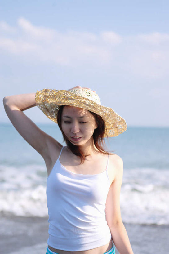 东方人,一个人,举,竖图,室外,白天,正面,海浪,海洋,沙滩,帽子,亚洲,仅一个年轻女性,仅一个女性,仅一个人,握,波纹,服装,沙子,海岸,浪花,涟漪,沙地,拿,拿着,注视,休闲装,黄种人,衣服,倒影,水纹,海水,遮阳帽,波浪,观察,看,托,休闲,休闲服,握着,服饰,观看,察看,倒映,关注,海景,水晕,反照,年轻女性,女人,女性,亚洲人,大海,风浪,海,海水的波动,海滩,近岸浪,涌浪,举起,举手,举着,向上举,向上伸,向上托,半身,彩图