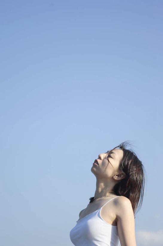 东方人,一个人,闭眼,竖图,室外,白天,仰视,亚洲,仅一个年轻女性,仅一个女性,仅一个人,服装,注视,休闲装,黄种人,衣服,蓝色,蓝天,天空,天,观察,看,休闲,休闲服,服饰,晴朗,观看,察看,关注,万里无云,年轻女性,女人,女性,亚洲人,晴空,晴空万里,闭眼睛,闭着眼,闭着眼睛,仰头,半身,彩图,低角度拍摄
