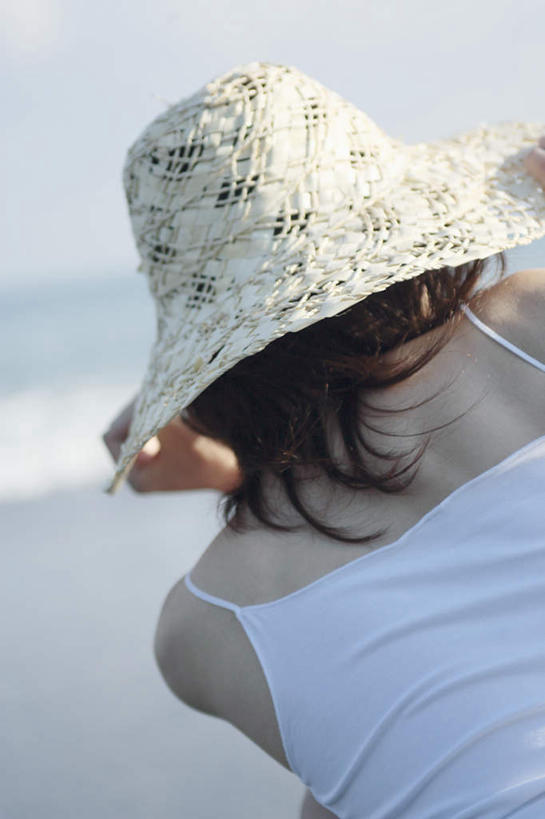 东方人,一个人,蹲,举,竖图,室外,白天,帽子,亚洲,仅一个年轻女性,仅一个女性,仅一个人,握,服装,草帽,拿,拿着,注视,休闲装,黄种人,背面,衣服,阳光,遮阳帽,观察,看,托,休闲,休闲服,握着,服饰,观看,察看,关注,年轻女性,女人,女性,亚洲人,蹲着,举起,举手,举着,向上举,向上伸,向上托,半身,彩图