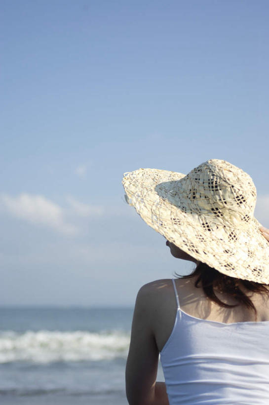 东方人,一个人,竖图,室外,白天,海浪,海洋,帽子,亚洲,仅一个年轻女性,仅一个女性,仅一个人,服装,草帽,海岸,浪花,注视,休闲装,黄种人,背面,衣服,蓝色,蓝天,天空,海水,天,观察,看,休闲,休闲服,服饰,晴朗,观看,察看,关注,海景,年轻女性,女人,女性,亚洲人,近岸浪,涌浪,半身,彩图