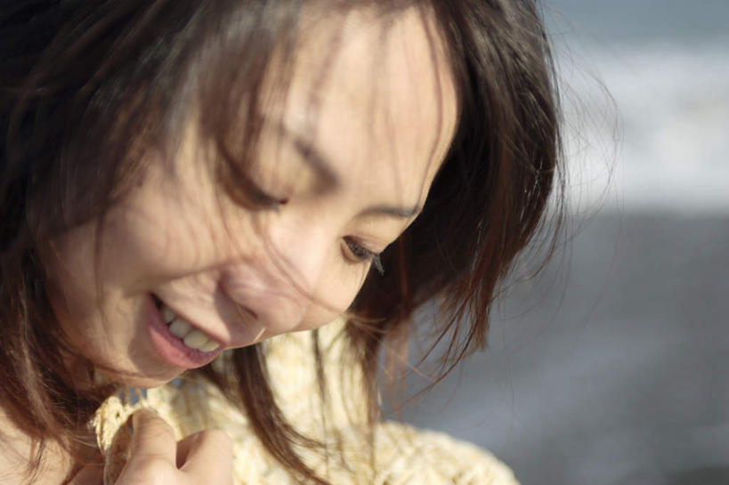 东方人,一个人,笑,微笑,露齿笑,横图,室外,特写,白天,侧面,亚洲,仅一个年轻女性,仅一个女性,仅一个人,服装,朦胧,模糊,光线,注视,休闲装,黄种人,衣服,阳光,观察,看,休闲,休闲服,服饰,观看,察看,关注,年轻女性,女人,女性,亚洲人,半身,彩图