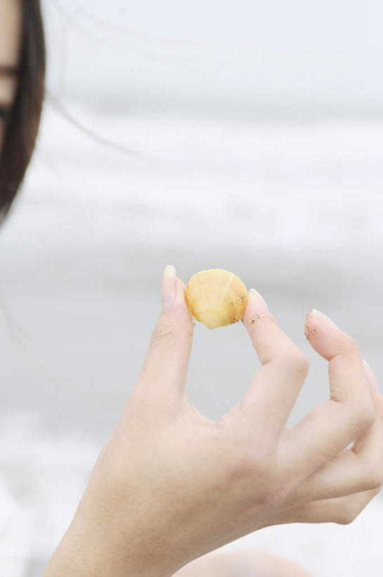 东方人,手,一个人,站,竖图,室外,特写,白天,贝壳,亚洲,仅一个年轻女性,仅一个女性,仅一个人,朦胧,模糊,拿,拿着,注视,黄种人,观察,看,站着,手部,观看,察看,关注,年轻女性,女人,女性,亚洲人,贝类外壳,软体动物外壳,站立,彩图