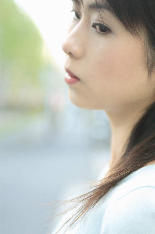 东方人,一个人,站,横图,室外,白天,侧面,亚洲,仅一个年轻女性,仅一个女性,仅一个人,服装,朦胧,模糊,注视,休闲装,黄种人,衣服,观察,看,站着,休闲,休闲服,服饰,观看,察看,关注,年轻女性,女人,女性,亚洲人,站立,半身,彩图