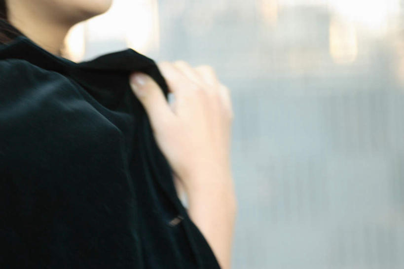 东方人,一个人,横图,室外,白天,侧面,亚洲,仅一个年轻女性,仅一个女性,仅一个人,服装,朦胧,模糊,拿,拿着,注视,休闲装,黄种人,外套,衣服,观察,看,休闲,休闲服,服饰,观看,察看,关注,年轻女性,女人,女性,亚洲人,半身,彩图