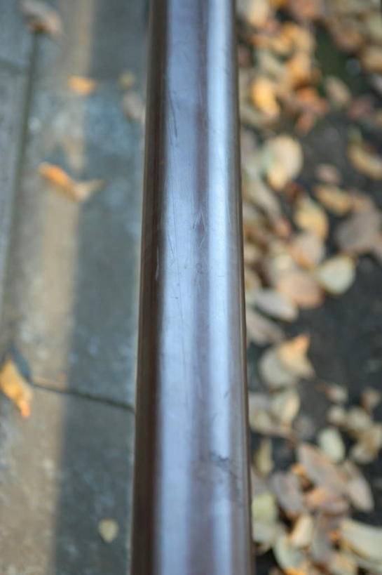 无人,竖图,俯视,室外,白天,道路,路,公路,叶子,金属制品,许多,阴影,朦胧,模糊,光线,金属,影子,枯叶,落叶,交通,很多,管道,阳光,叶,叶片,马路,彩图,高角度拍摄