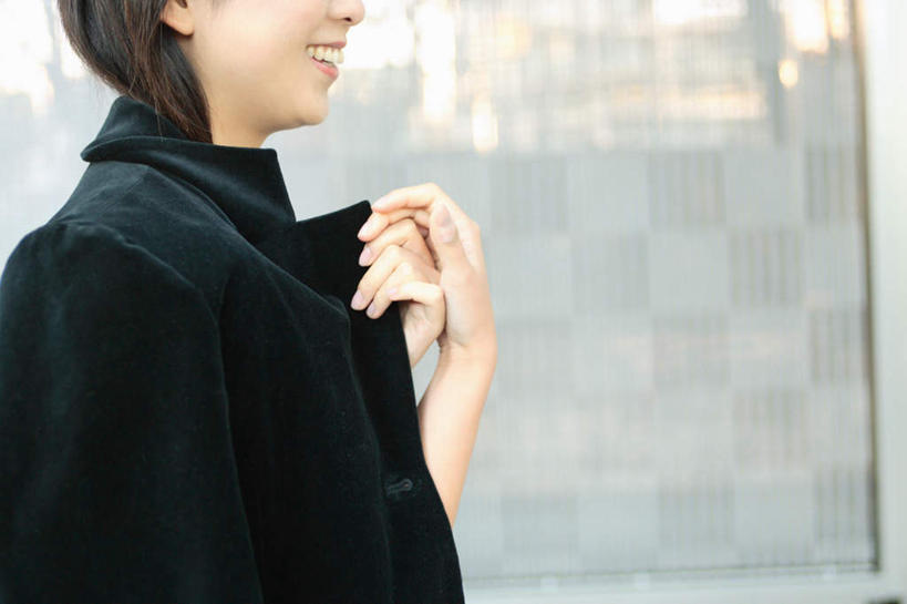 东方人,一个人,横图,室外,白天,侧面,亚洲,仅一个年轻女性,仅一个女性,仅一个人,服装,朦胧,模糊,拿,拿着,注视,休闲装,黄种人,外套,衣服,观察,看,休闲,休闲服,服饰,观看,察看,关注,年轻女性,女人,女性,亚洲人,半身,彩图