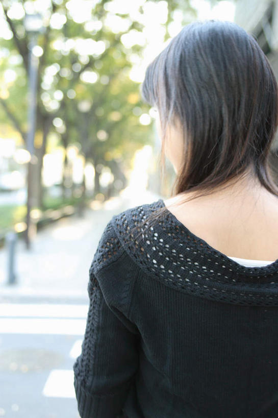 东方人,一个人,站,竖图,室外,白天,毛衣,植物,叶子,亚洲,仅一个年轻女性,仅一个女性,仅一个人,服装,朦胧,模糊,绿叶,注视,休闲装,黄种人,树,树木,背面,衣服,绿色,自然,观察,看,站着,休闲,休闲服,嫩叶,服饰,生长,成长,观看,察看,关注,年轻女性,女人,女性,亚洲人,叶,叶片,站立,半身,彩图,套衫,线衣