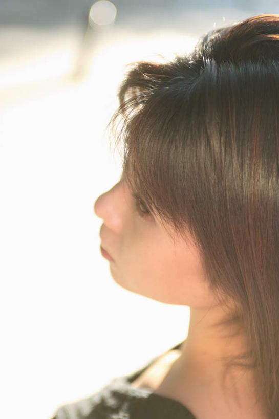 东方人,一个人,站,竖图,俯视,室外,白天,亚洲,仅一个年轻女性,仅一个女性,仅一个人,服装,朦胧,模糊,注视,休闲装,黄种人,衣服,观察,看,站着,休闲,休闲服,服饰,观看,察看,关注,年轻女性,女人,女性,亚洲人,站立,半身,彩图,高角度拍摄