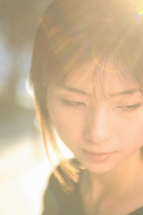 东方人,一个人,站,竖图,室外,特写,白天,正面,亚洲,仅一个年轻女性,仅一个女性,仅一个人,服装,朦胧,模糊,光线,注视,休闲装,黄种人,衣服,阳光,观察,看,站着,休闲,休闲服,服饰,观看,察看,关注,年轻女性,女人,女性,亚洲人,站立,半身,彩图