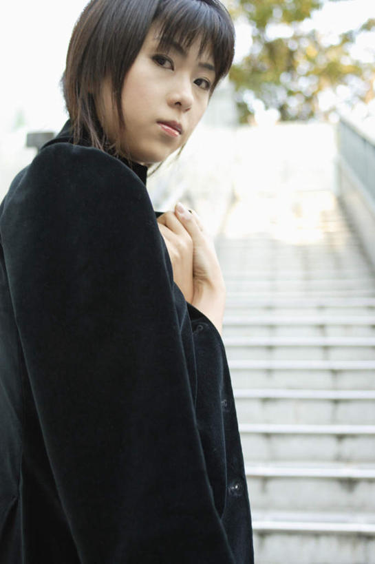 东方人,一个人,站,竖图,室外,白天,仰视,树林,植物,亚洲,仅一个年轻女性,仅一个女性,仅一个人,服装,注视,休闲装,黄种人,外套,树,树木,衣服,绿色,自然,观察,看,站着,休闲,休闲服,大衣,服饰,生长,成长,观看,察看,关注,年轻女性,女人,女性,亚洲人,站立,半身,彩图,低角度拍摄