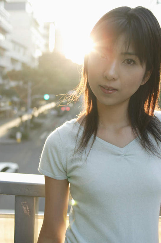 东方人,一个人,站,笑,微笑,竖图,室外,白天,正面,道路,路,亚洲,仅一个年轻女性,仅一个女性,仅一个人,服装,光线,交通,背光,注视,休闲装,黄种人,衣服,阳光,观察,看,站着,休闲,休闲服,服饰,观看,察看,关注,逆光,年轻女性,女人,女性,亚洲人,马路,站立,半身,彩图