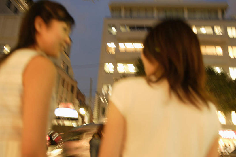 东方人,两个人,伙伴,朋友,走,说,横图,室外,夜晚,友谊,亚洲,服装,朦胧,模糊,灯光,注视,休闲装,黄种人,灯,背面,衣服,观察,看,休闲,休闲服,服饰,观看,察看,照明设备,关注,交流,友情,年轻女性,女人,女性,亚洲人,步行,沟通,讲话,交谈,散步,说话,谈话,走路,半身,彩图