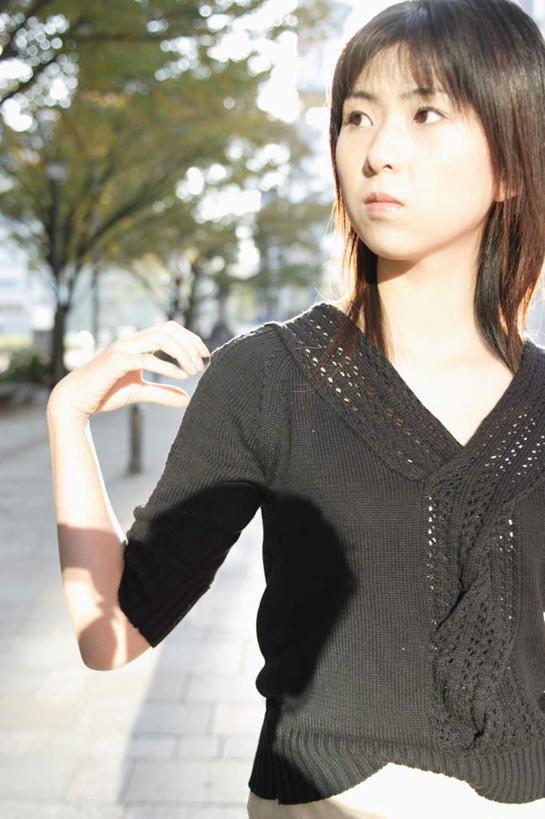 东方人,一个人,站,竖图,室外,白天,正面,树林,植物,亚洲,仅一个年轻女性,仅一个女性,仅一个人,阴影,服装,光线,影子,注视,休闲装,黄种人,树,树木,衣服,绿色,阳光,自然,观察,看,站着,休闲,休闲服,抬手,服饰,生长,成长,观看,察看,关注,年轻女性,女人,女性,亚洲人,站立,半身,彩图