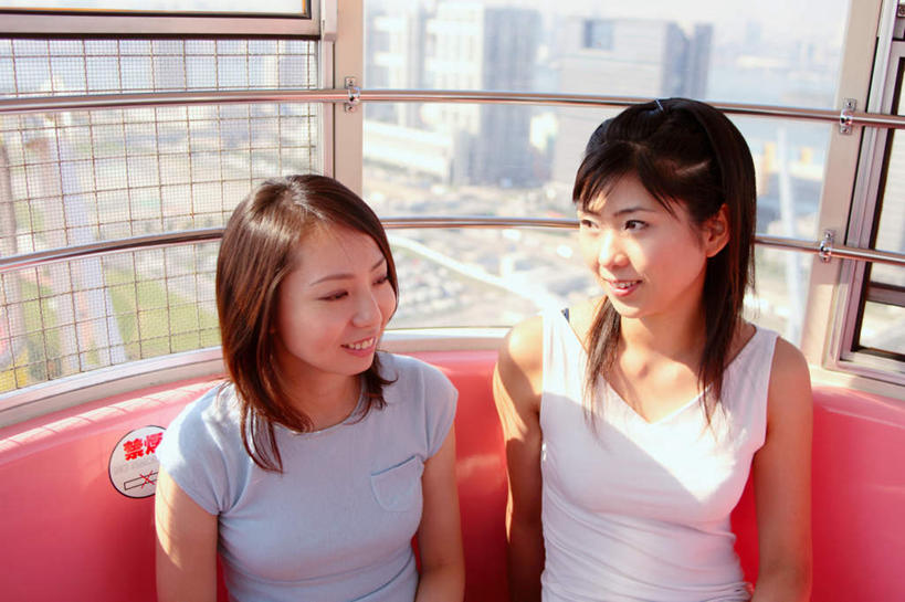 东方人,两个人,伙伴,朋友,坐,笑,说,微笑,露齿笑,横图,室内,白天,正面,游戏,友谊,亚洲,阴影,服装,光线,影子,摩天轮,玩,注视,休闲装,黄种人,娱乐,衣服,阳光,观察,看,休闲,休闲服,服饰,游乐设施,观看,活动,察看,发泄,关注,消遣,智力,费里斯大转轮,宣泄,游艺设施,交流,友情,年轻女性,女人,女性,亚洲人,沟通,讲话,交谈,说话,谈话,玩耍,嬉戏,坐着,半身,彩图