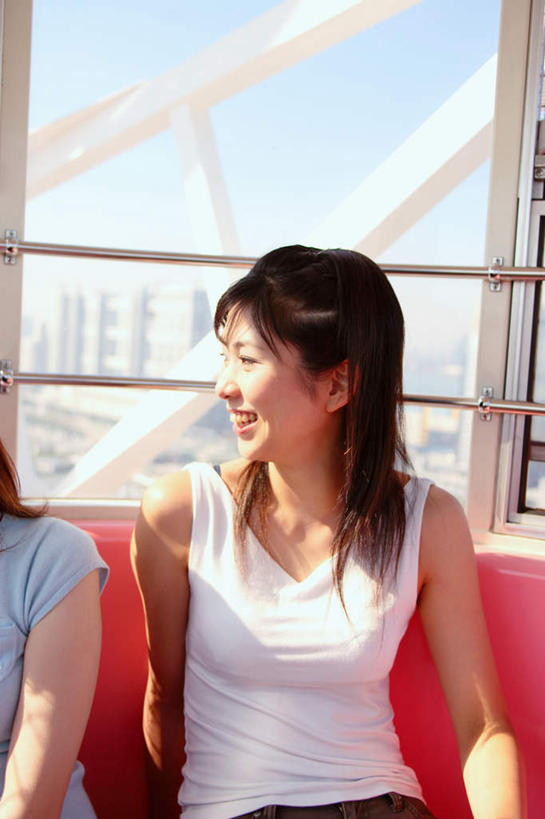 东方人,一个人,坐,笑,微笑,露齿笑,竖图,室内,白天,正面,游戏,亚洲,仅一个年轻女性,仅一个女性,仅一个人,阴影,服装,光线,影子,摩天轮,玩,休闲装,黄种人,娱乐,衣服,阳光,休闲,休闲服,服饰,游乐设施,活动,发泄,消遣,智力,费里斯大转轮,宣泄,游艺设施,年轻女性,女人,女性,亚洲人,玩耍,嬉戏,坐着,半身,彩图