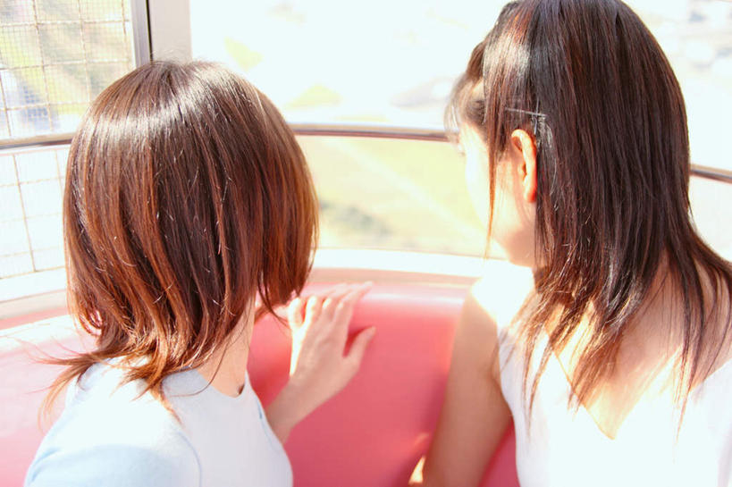 东方人,两个人,伙伴,朋友,坐,横图,俯视,室内,白天,游戏,友谊,亚洲,阴影,服装,光线,影子,摩天轮,玩,扭头,注视,休闲装,黄种人,娱乐,衣服,阳光,观察,看,转头,休闲,休闲服,服饰,游乐设施,观看,活动,察看,发泄,关注,消遣,智力,费里斯大转轮,宣泄,游艺设施,友情,年轻女性,女人,女性,亚洲人,玩耍,嬉戏,坐着,半身,彩图,高角度拍摄