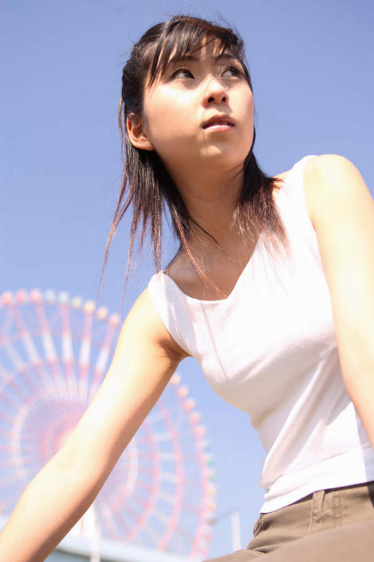 东方人,一个人,坐,竖图,室外,白天,仰视,亚洲,仅一个年轻女性,仅一个女性,仅一个人,服装,朦胧,模糊,光线,摩天轮,注视,休闲装,黄种人,衣服,蓝色,蓝天,天空,阳光,天,观察,看,休闲,休闲服,服饰,观看,察看,关注,年轻女性,女人,女性,亚洲人,坐着,半身,彩图,低角度拍摄