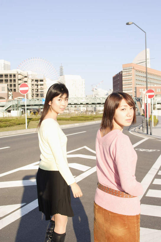 东方人,两个人,伙伴,朋友,高楼大厦,站,笑,微笑,露齿笑,竖图,室外,白天,友谊,大厦,道路,建筑,路,路灯,公路,亚洲,阴影,光线,影子,建筑群,交通,扭头,注视,黄种人,建设,背面,蓝色,蓝天,天空,阳光,天,观察,看,站着,转头,观看,察看,关注,友情,年轻女性,女人,女性,亚洲人,马路,站立,半身,彩图,大楼,高层建筑,高楼