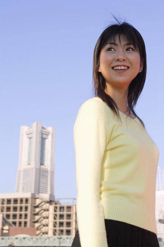 东方人,一个人,高楼大厦,站,笑,微笑,露齿笑,竖图,室外,白天,仰视,大厦,建筑,亚洲,仅一个年轻女性,仅一个女性,仅一个人,阴影,服装,光线,影子,建筑群,注视,休闲装,黄种人,建设,衣服,蓝色,蓝天,天空,阳光,天,观察,看,站着,休闲,休闲服,服饰,观看,察看,关注,年轻女性,女人,女性,亚洲人,站立,半身,彩图,低角度拍摄,大楼,高层建筑,高楼