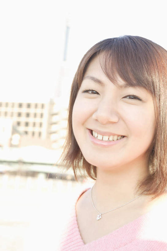 东方人,一个人,站,笑,微笑,露齿笑,竖图,室外,白天,正面,建筑,亚洲,仅一个年轻女性,仅一个女性,仅一个人,阴影,服装,朦胧,模糊,光线,影子,建筑群,棕色,注视,休闲装,黄种人,建设,衣服,阳光,观察,看,站着,休闲,休闲服,服饰,观看,察看,关注,年轻女性,女人,女性,亚洲人,站立,半身,彩图