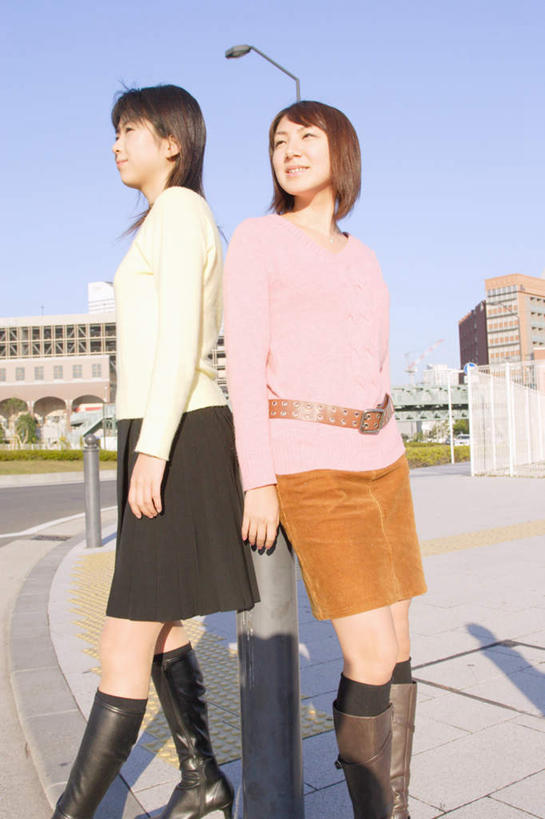 东方人,两个人,伙伴,朋友,高楼大厦,站,笑,微笑,露齿笑,竖图,室外,白天,正面,友谊,大厦,道路,建筑,路,路灯,公路,亚洲,阴影,服装,光线,影子,建筑群,交通,注视,休闲装,黄种人,建设,衣服,蓝色,蓝天,天空,阳光,天,观察,看,站着,休闲,休闲服,服饰,观看,察看,关注,友情,年轻女性,女人,女性,亚洲人,马路,站立,半身,彩图,大楼,高层建筑,高楼