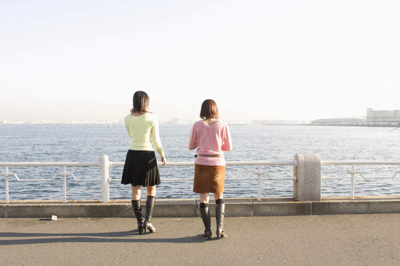 东方人,两个人,伙伴,朋友,栏杆,站,横图,室外,白天,友谊,海浪,海洋,亚洲,浪花,水平线,围栏,海平线,注视,黄种人,靴子,护栏,背面,蓝色,蓝天,天空,海水,天,观察,看,站着,短裙,观看,察看,关注,海景,友情,年轻女性,女人,女性,亚洲人,大海,风浪,海,海水的波动,近岸浪,涌浪,站立,彩图,全身