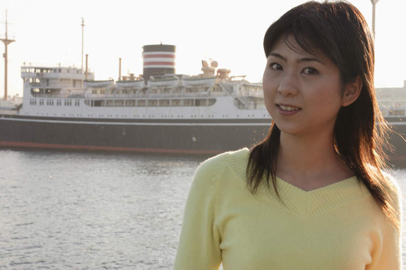 东方人,一个人,高楼大厦,栏杆,站,笑,微笑,露齿笑,横图,室外,白天,正面,海洋,大厦,建筑,摩天大楼,亚洲,仅一个年轻女性,仅一个女性,仅一个人,服装,围栏,休闲装,黄种人,护栏,衣服,黄色,蓝色,蓝天,天空,海水,楼宇,天,站着,休闲,休闲服,服饰,海景,年轻女性,女人,女性,亚洲人,大海,海,站立,半身,彩图,大楼,高层建筑,高楼,摩天楼