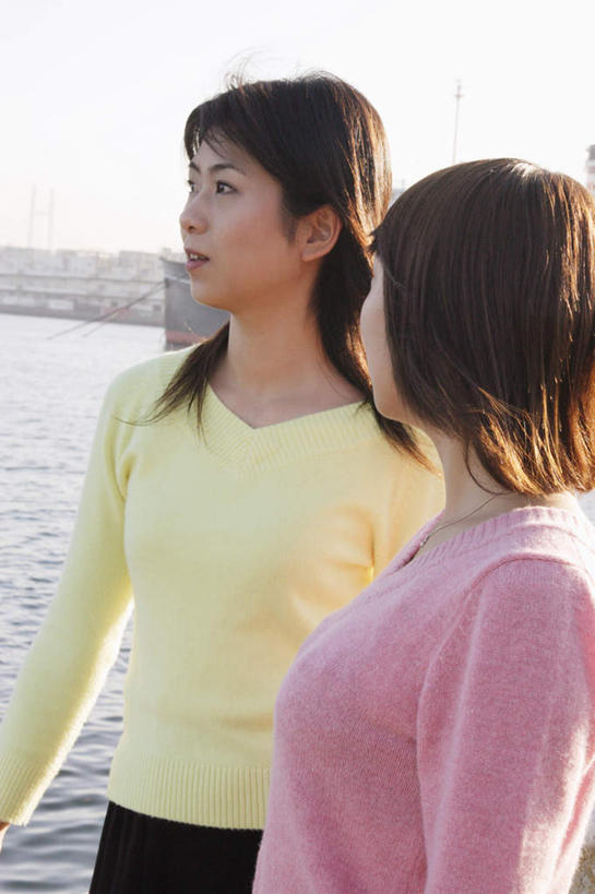 东方人,两个人,伙伴,朋友,高楼大厦,栏杆,站,笑,微笑,露齿笑,竖图,室外,白天,侧面,友谊,海洋,大厦,建筑,摩天大楼,亚洲,服装,围栏,休闲装,黄种人,护栏,衣服,粉色,黄色,蓝色,蓝天,天空,海水,楼宇,天,站着,休闲,休闲服,服饰,海景,友情,年轻女性,女人,女性,亚洲人,大海,海,站立,半身,彩图,大楼,高层建筑,高楼,摩天楼