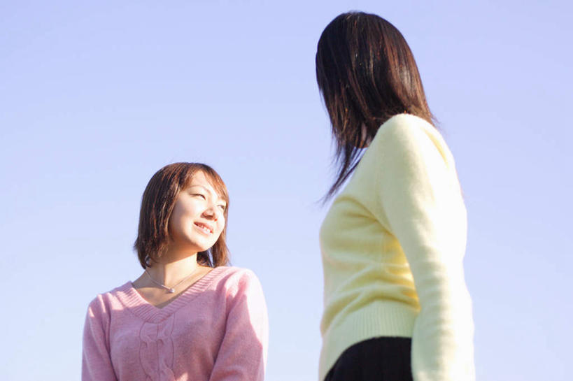 东方人,两个人,伙伴,朋友,笑,微笑,露齿笑,横图,室外,白天,仰视,友谊,亚洲,阴影,服装,光线,影子,注视,休闲装,黄种人,衣服,粉色,黄色,蓝色,蓝天,天空,阳光,天,观察,看,休闲,休闲服,服饰,晴朗,观看,察看,关注,万里无云,友情,年轻女性,女人,女性,亚洲人,晴空,晴空万里,半身,彩图,低角度拍摄