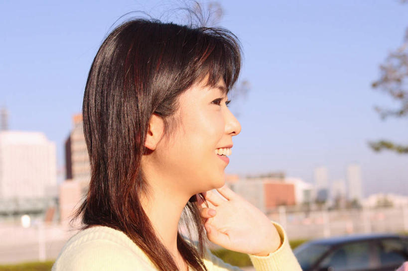 东方人,一个人,站,笑,微笑,露齿笑,横图,室外,白天,侧面,植物,建筑,亚洲,仅一个年轻女性,仅一个女性,仅一个人,服装,朦胧,模糊,光线,建筑群,注视,休闲装,黄种人,建设,树,树木,衣服,蓝色,绿色,蓝天,天空,阳光,自然,天,观察,看,站着,休闲,休闲服,服饰,生长,成长,观看,察看,关注,年轻女性,女人,女性,亚洲人,站立,半身,彩图