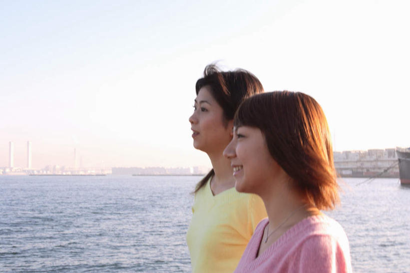 东方人,两个人,伙伴,朋友,高楼大厦,栏杆,站,笑,微笑,露齿笑,横图,室外,白天,侧面,友谊,海洋,大厦,建筑,摩天大楼,亚洲,服装,围栏,休闲装,黄种人,护栏,衣服,粉色,黄色,蓝色,蓝天,天空,海水,楼宇,天,站着,休闲,休闲服,服饰,海景,友情,年轻女性,女人,女性,亚洲人,大海,海,站立,半身,彩图,大楼,高层建筑,高楼,摩天楼