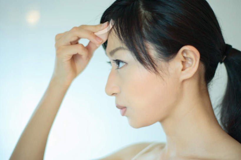 东方人,一个人,站,横图,室内,白天,侧面,化妆,美容,亚洲,仅一个年轻女性,仅一个女性,仅一个人,护肤,服装,粉饼,注视,休闲装,黄种人,衣服,观察,看,站着,保养,享受,休闲,休闲服,放松,保健,服饰,观看,察看,关注,养颜,年轻女性,女人,女性,亚洲人,站立,半身,彩图