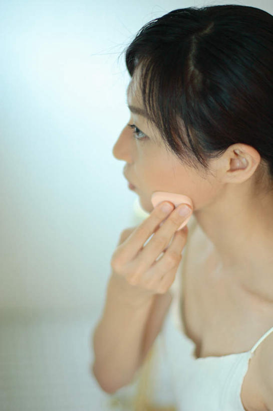 东方人,一个人,站,竖图,俯视,室内,白天,化妆,美容,亚洲,仅一个年轻女性,仅一个女性,仅一个人,护肤,服装,粉饼,拿,拿着,注视,休闲装,黄种人,衣服,观察,看,站着,保养,享受,休闲,休闲服,放松,保健,服饰,观看,察看,关注,养颜,年轻女性,女人,女性,亚洲人,站立,半身,彩图,高角度拍摄