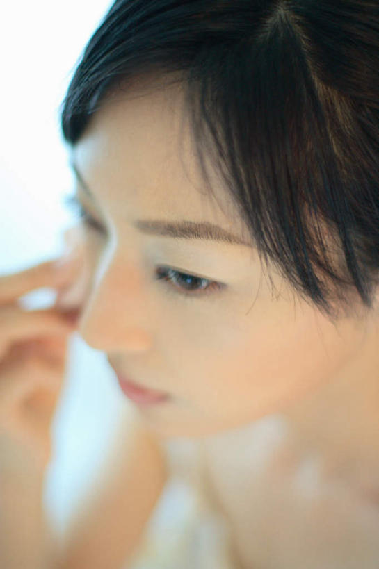 东方人,一个人,站,竖图,俯视,室内,特写,白天,化妆,美容,亚洲,仅一个年轻女性,仅一个女性,仅一个人,护肤,服装,粉饼,拿,拿着,注视,休闲装,黄种人,衣服,观察,看,站着,保养,享受,休闲,休闲服,放松,保健,服饰,观看,察看,关注,养颜,年轻女性,女人,女性,亚洲人,站立,半身,彩图,高角度拍摄