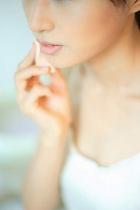 东方人,一个人,站,竖图,俯视,室内,白天,化妆,美容,亚洲,仅一个年轻女性,仅一个女性,仅一个人,护肤,服装,朦胧,模糊,粉饼,拿,拿着,注视,休闲装,黄种人,衣服,观察,看,站着,保养,享受,休闲,休闲服,放松,保健,服饰,观看,察看,关注,养颜,年轻女性,女人,女性,亚洲人,站立,半身,彩图,高角度拍摄