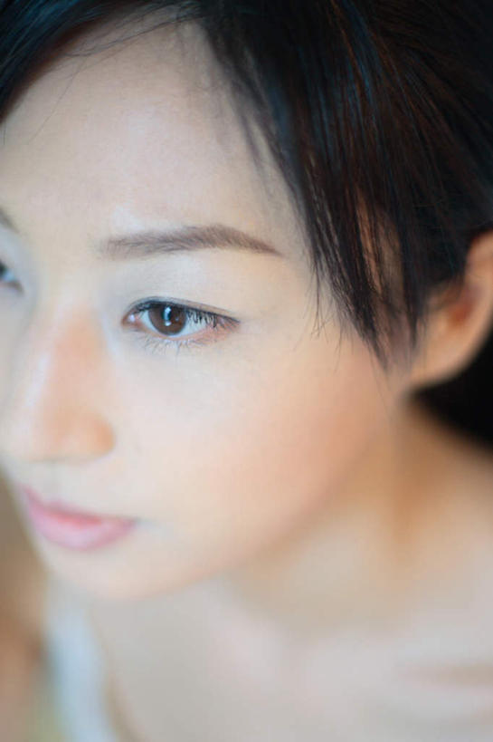 东方人,一个人,站,笑,微笑,竖图,俯视,室内,特写,白天,亚洲,仅一个年轻女性,仅一个女性,仅一个人,服装,注视,休闲装,黄种人,衣服,观察,看,站着,休闲,休闲服,服饰,观看,察看,关注,年轻女性,女人,女性,亚洲人,半身,彩图,高角度拍摄