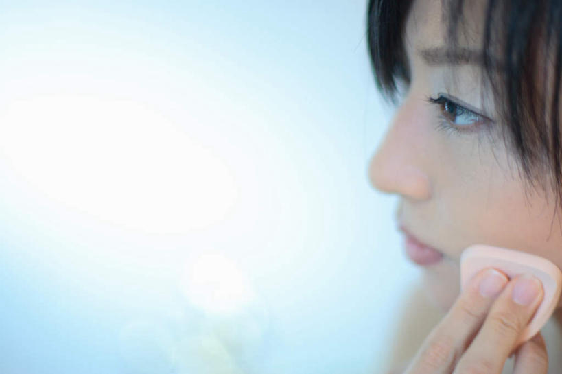 东方人,一个人,站,横图,室内,白天,白色背景,侧面,化妆,美容,亚洲,仅一个年轻女性,仅一个女性,仅一个人,护肤,服装,粉饼,拿,拿着,注视,休闲装,黄种人,衣服,观察,看,站着,保养,享受,休闲,休闲服,放松,保健,摄影,服饰,影棚,观看,察看,关注,养颜,年轻女性,女人,女性,亚洲人,站立,半身,彩图,影棚拍摄,拍摄