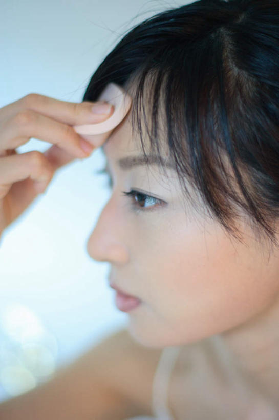 东方人,一个人,站,竖图,室内,白天,侧面,化妆,美容,亚洲,仅一个年轻女性,仅一个女性,仅一个人,护肤,服装,粉饼,注视,休闲装,黄种人,衣服,观察,看,站着,保养,享受,休闲,休闲服,放松,保健,服饰,观看,察看,关注,养颜,年轻女性,女人,女性,亚洲人,站立,半身,彩图