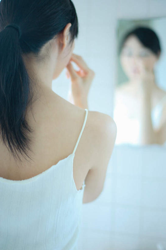 东方人,一个人,站,竖图,室内,白天,化妆,美容,镜子,卫生间,浴室,亚洲,仅一个年轻女性,仅一个女性,仅一个人,护肤,服装,粉饼,拿,拿着,注视,休闲装,黄种人,背面,衣服,观察,看,站着,保养,享受,休闲,休闲服,放松,保健,服饰,观看,镜像,察看,镜面,关注,养颜,年轻女性,女人,女性,亚洲人,淋浴房,站立,半身,彩图,冲凉房,沐浴间,沐浴室