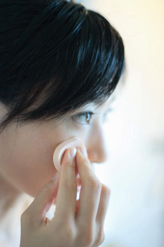 东方人,一个人,站,竖图,室内,特写,白天,白色背景,侧面,化妆,美容,亚洲,仅一个年轻女性,仅一个女性,仅一个人,护肤,服装,粉饼,拿,拿着,注视,休闲装,黄种人,衣服,观察,看,站着,保养,享受,休闲,休闲服,放松,保健,摄影,服饰,影棚,观看,察看,关注,养颜,年轻女性,女人,女性,亚洲人,站立,半身,彩图,影棚拍摄,拍摄