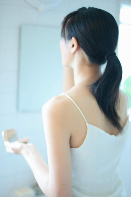 东方人,一个人,站,竖图,室内,白天,侧面,化妆,美容,镜子,卫生间,浴室,亚洲,仅一个年轻女性,仅一个女性,仅一个人,护肤,服装,粉饼,拿,拿着,注视,休闲装,黄种人,衣服,观察,看,站着,保养,享受,休闲,休闲服,放松,保健,服饰,观看,镜像,察看,镜面,关注,养颜,年轻女性,女人,女性,亚洲人,淋浴房,站立,半身,彩图,冲凉房,沐浴间,沐浴室