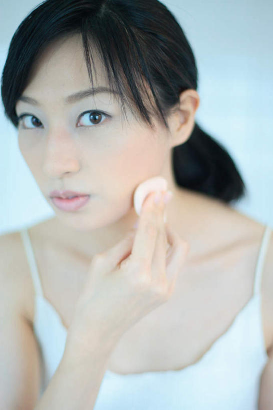 东方人,一个人,站,竖图,室内,白天,正面,化妆,美容,亚洲,仅一个年轻女性,仅一个女性,仅一个人,护肤,服装,粉饼,拿,拿着,注视,休闲装,黄种人,衣服,观察,看,站着,保养,享受,休闲,休闲服,放松,保健,服饰,观看,察看,关注,养颜,年轻女性,女人,女性,亚洲人,站立,半身,彩图