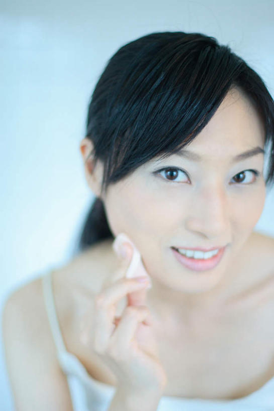 东方人,一个人,站,笑,微笑,露齿笑,竖图,室内,白天,正面,化妆,美容,亚洲,仅一个年轻女性,仅一个女性,仅一个人,护肤,服装,粉饼,拿,拿着,注视,休闲装,黄种人,衣服,观察,看,站着,保养,享受,休闲,休闲服,放松,保健,服饰,观看,察看,关注,养颜,年轻女性,女人,女性,亚洲人,站立,半身,彩图