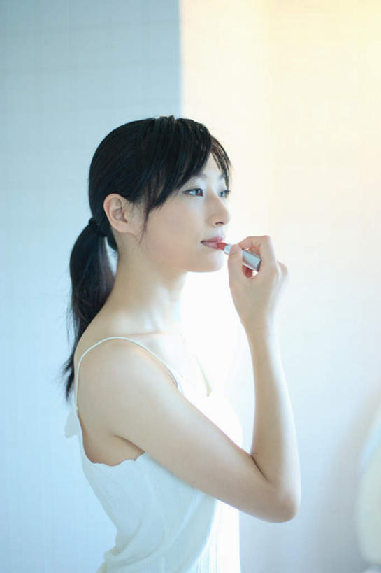 东方人,一个人,站,竖图,室内,白天,侧面,化妆,美容,亚洲,仅一个年轻女性,仅一个女性,仅一个人,护肤,服装,拿,拿着,注视,休闲装,黄种人,衣服,口红,观察,看,站着,保养,享受,休闲,休闲服,放松,保健,服饰,观看,察看,关注,养颜,年轻女性,女人,女性,亚洲人,站立,半身,彩图